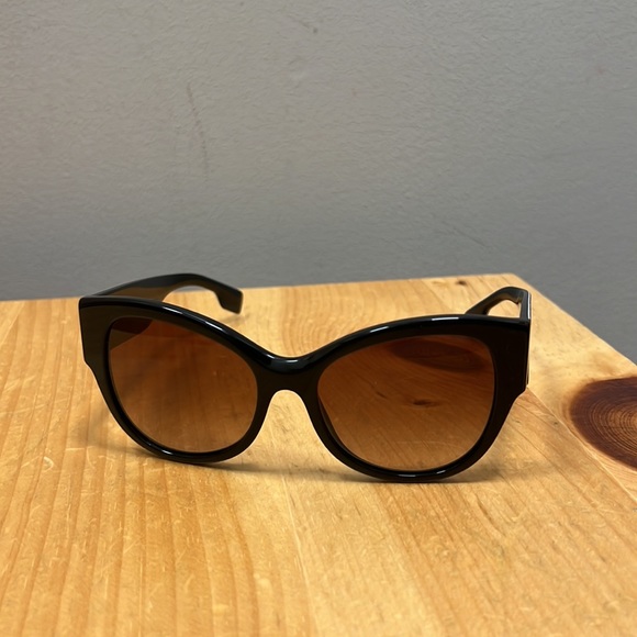 burberry sunglasses with B logo design - Picture 3 of 4